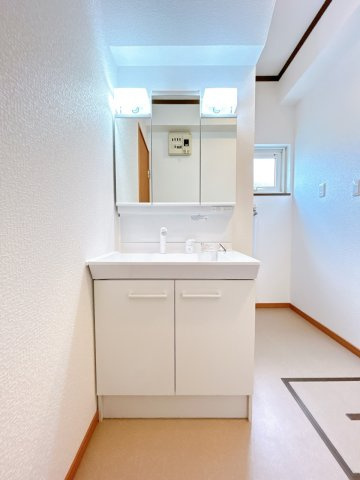 【独立洗面台】 | 北見市中ノ島町３丁目５－５　中古売家 | 【リフォーム済み】洗面化粧台は新品に交換しました。3面鏡タイプですので収納力も高く、整理整頓が楽ですね。