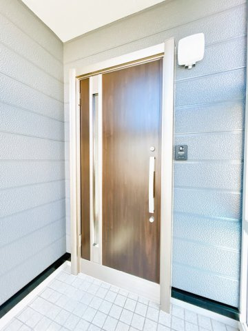 【玄関】 | 北見市中ノ島町３丁目５－５　中古売家 | 【リフォーム済み】玄関ドアは新品の断熱ドアに変更致しました。冷暖房効率が良くなり光熱費の削減にもつながります。