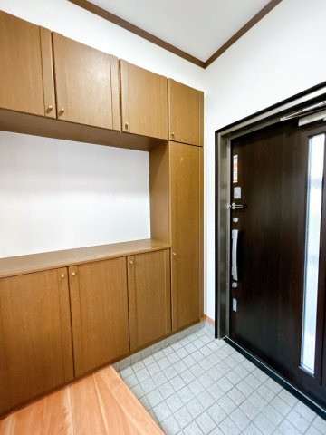 【玄関】 | 北見市中ノ島町３丁目５－５　中古売家 | 【リフォーム済み】玄関内部です。壁紙の張替えとフローリングの張替えを行いました。