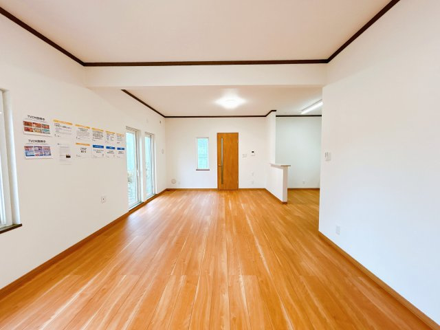 北見市中ノ島町３丁目５－５　中古売家の居間・リビング|【リフォーム済み】1階洋室です。間取りを変更してリビングを拡張しました。圧迫感がなく家族全員が集まっても居心地の良い空間へと変わりました。