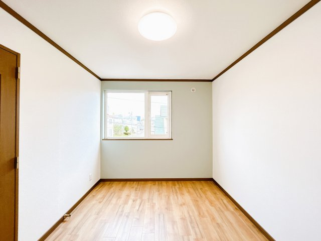 北見市中ノ島町３丁目５－５　中古売家の洋室|【リフォーム済み】2階北東側洋室です。天井・床・壁紙張替を行いました。