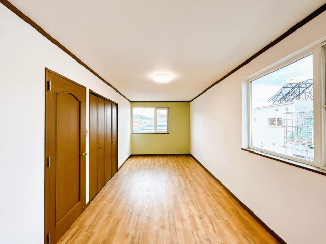【洋室】 | 北見市中ノ島町３丁目５－５　中古売家 | 【リフォーム済み】2階東側洋室です。天井・床・壁紙張替を行いました。2つの窓から明るい光が差し込んでくるので快適に過ごせます。