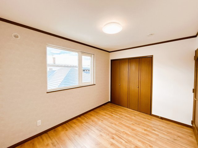 【洋室】 | 北見市中ノ島町３丁目５－５　中古売家 | 【リフォーム済み】2階南側洋室です。天井・床・壁紙張替を行いました。各部屋に収納があって荷物をまとめられるのは嬉しいですね。