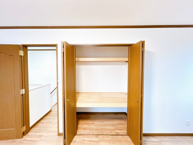 北見市中ノ島町３丁目５－５　中古売家の収納|【リフォーム済み】2階東側洋室の収納です。洋服などをしまえるので部屋がすっきり片付きますね。