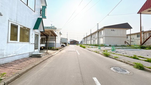北見市中ノ島町３丁目５－５　中古売家の前面道路含む現地写真|前面道路は幅員約12ｍの公道に接しております。