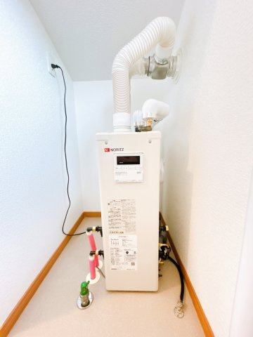 北見市中ノ島町３丁目５－５　中古売家の発電・温水設備|【リフォーム済み】給湯器になります。こちらは新品交換致しました。消耗品ですので、新品交換されていると嬉しいですね。