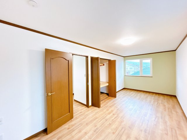 【洋室】 | 北見市中ノ島町３丁目５－５　中古売家 | 【リフォーム済み】2階東側洋室別アングルです。アクセントクロスで可愛らしい印象のお部屋になっております。