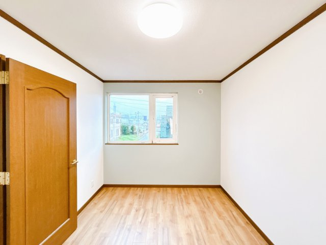 【洋室】 | 北見市中ノ島町３丁目５－５　中古売家 | 【リフォーム済み】2階北東側洋室別アングルです。