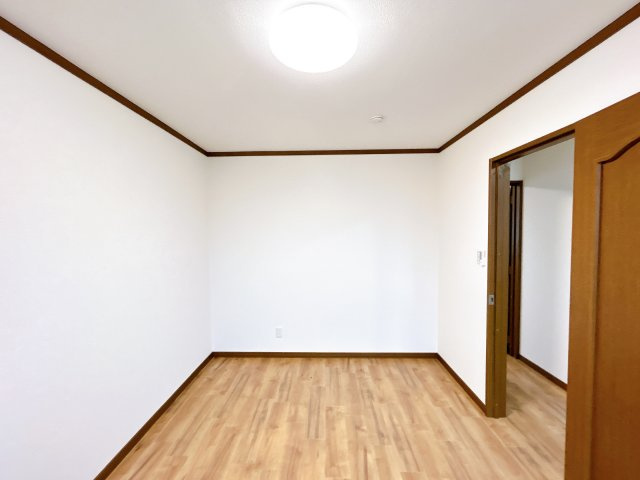 【洋室】 | 北見市中ノ島町３丁目５－５　中古売家 | 【リフォーム済み】2階東側洋室の別アングルです。