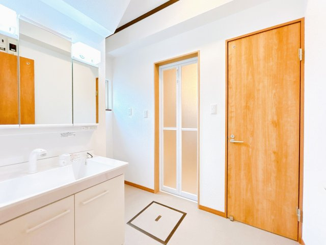 【脱衣所】 | 北見市中ノ島町３丁目５－５　中古売家 | 【リフォーム済み】脱衣所は壁紙と床の張替えを行いました。