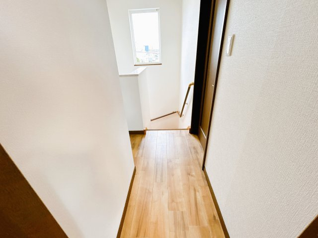 【その他共用部分】 | 北見市中ノ島町３丁目５－５　中古売家 | 【リフォーム済み】2階廊下になります。天井、床、壁紙の張替を行いました。手すりも設置されていますので安心ですね。