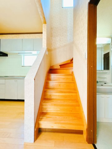 【その他共用部分】 | 北見市中ノ島町３丁目５－５　中古売家 | 【リフォーム済み】階段になります。こちらはクリーニングを行いました。