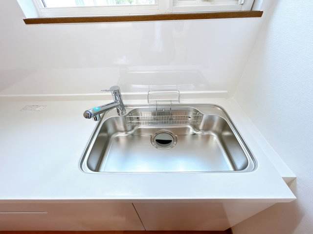 【キッチン】 | 北見市中ノ島町３丁目５－５　中古売家 | 【リフォーム済み】新品交換したキッチンのシンクはサビにくく熱に強いステンレス製です。水はねの音を抑える静音設計で、従来よりもさらに水音が静かになっています。