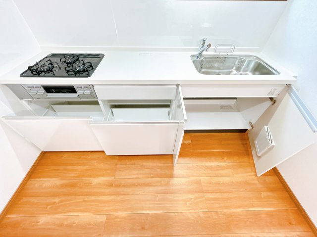 【キッチン】 | 北見市中ノ島町３丁目５－５　中古売家 | 【リフォーム済み】調理器具や調味料、ストック用の食材など物が増えやすいキッチンでもこれだけ収納がついていれば安心ですね。