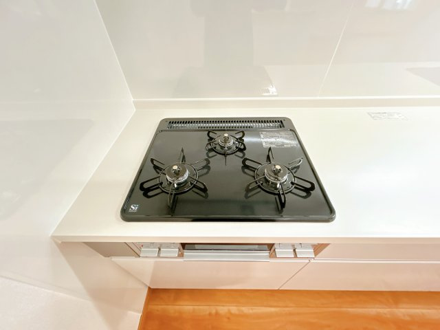 【キッチン】 | 北見市中ノ島町３丁目５－５　中古売家 | 【リフォーム済み】新品交換したキッチンは３口コンロで同時調理が可能。大きなお鍋を置いても困らない広さです。お手入れ簡単なコンロなのでうっかり吹きこぼしてもお掃除ラクラクです。