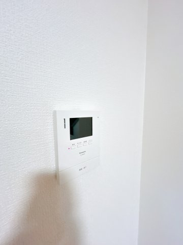 北見市中ノ島町３丁目５－５　中古売家のセキュリティ|【リフォーム済み】新しく設置したドアホンはカラーモニター付き。設置のモニターで玄関にいらしたお客様を確認してから応対できます。留守中の来客も記録できるので防犯面でも安心ですね。