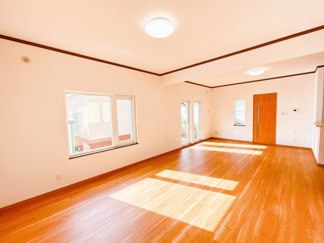 【居間・リビング】 | 北見市中ノ島町３丁目５－５　中古売家 | 【リフォーム済み】1階リビング写真です。こちらは床のフロアを上張りして壁紙クロスも貼替致しました。照明器具も交換しています。