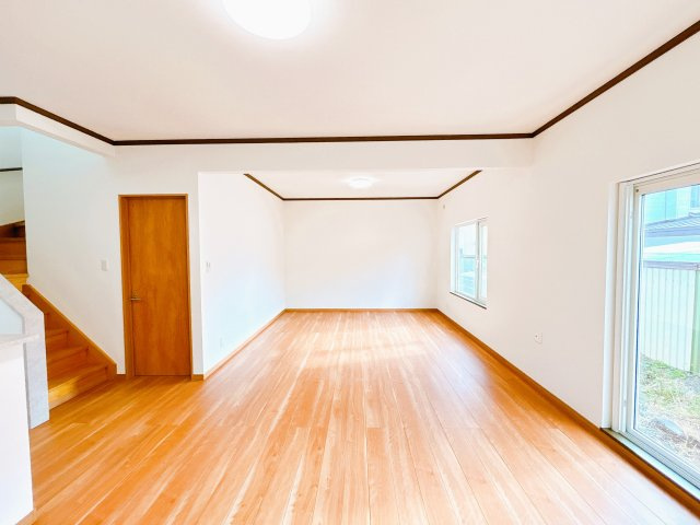 【居間・リビング】 | 北見市中ノ島町３丁目５－５　中古売家 | 【リフォーム済み】別アングルのリビングです。きれいなリビングで家族団らんの時間を過ごしてみませんか。