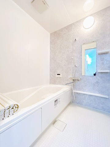 【浴室】 | 北見市中ノ島町３丁目５－５　中古売家 | 【リフォーム済み】お風呂は１坪タイプのユニットバスへと変更致しました。追い焚き機能も付きますので経済的ですね。