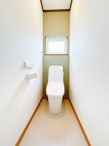 【トイレ】 | 北見市中ノ島町３丁目５－５　中古売家 | 【リフォーム済み】トイレは便器ごと新品交換致しました。便座も温度調整が出来るので、寒い冬でも安心して利用できます。直接肌に触れる部分なので、新品だと嬉しいですね。