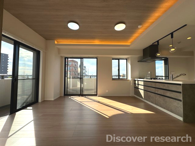 レクセル青戸の居間・リビング|【LDK（約12.0帖）】
窓が多く開放的なリビングです。風通りも良好で心地よくお過ごしいただけます♪