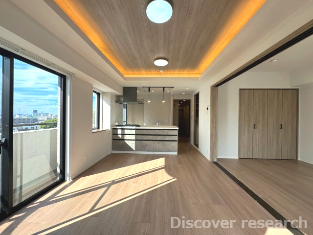 レクセル青戸の居間・リビング|【LDK（約12.0帖）】
隣接する洋室と一体利用することで約18帖の広々とした空間になります。
用途に合わせて使い分けできそうです！