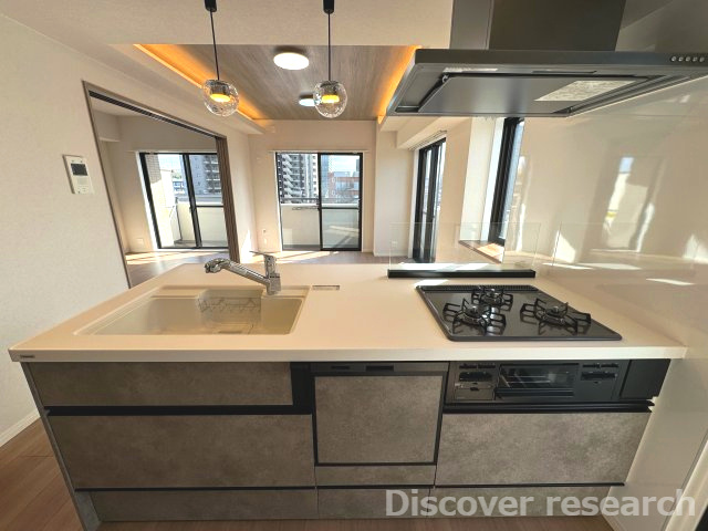 レクセル青戸のキッチン|【システムキッチン（食洗器付）】
フラット対面キッチンでリビングにいるご家族とコミュニケーションを取りながら家事を行えます。食洗器が設けられており家事がはかどりそうです。