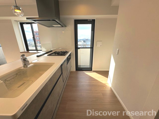 レクセル青戸のキッチン|【システムキッチン（食洗器付）】
バルコニーに繋がる扉があり、換気などもできます。広いスペースがあるため家事がしやすそうです！