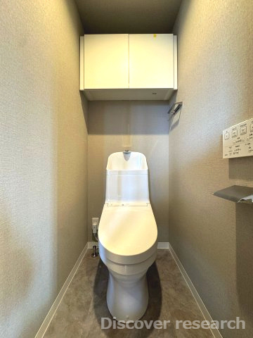 レクセル青戸のトイレ|【トイレ】
白を基調とした落ち着きのあるトイレです。上部には掃除用具やペーパーなどを収納できる吊戸棚が設けられており収納には困らなそうです。