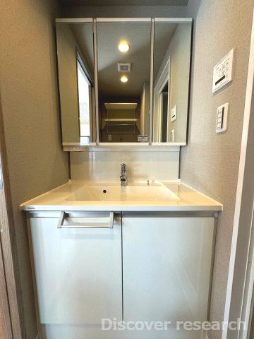 レクセル青戸の独立洗面台|【三面鏡付洗面化粧台】
三面鏡裏には収納スペースがあり、小物などを収納しておくことができ綺麗に保つことができそうです。