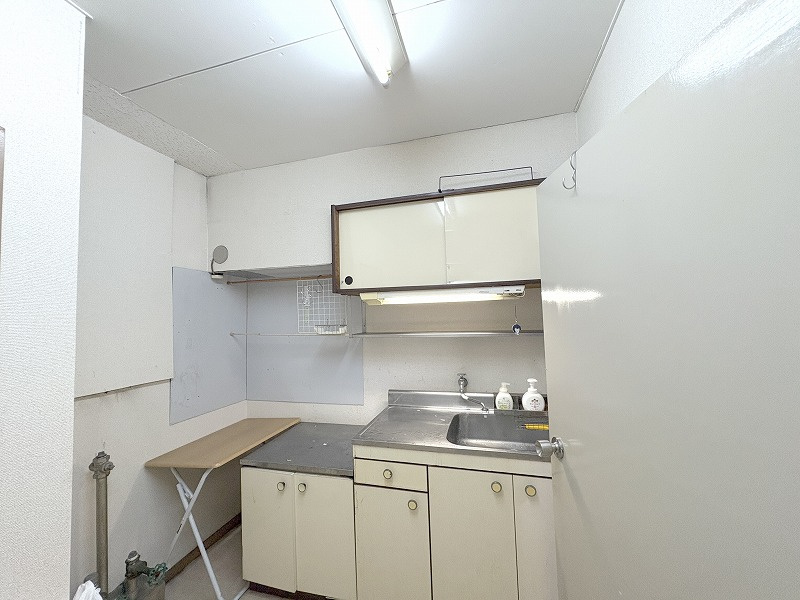 小牧キャッスルハイツ　事務所のキッチン|コンパクトなキッチン付