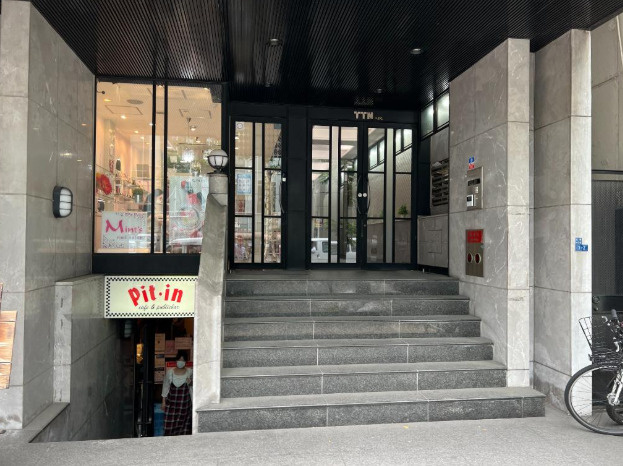 大阪市中央区瓦町１丁目の店舗事務所のエントランス