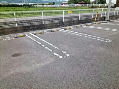 【駐車場】 | ウエスト・ヴィオラ・カ－サⅡ | 駐車場があるので、車を買う予定の方も安心です