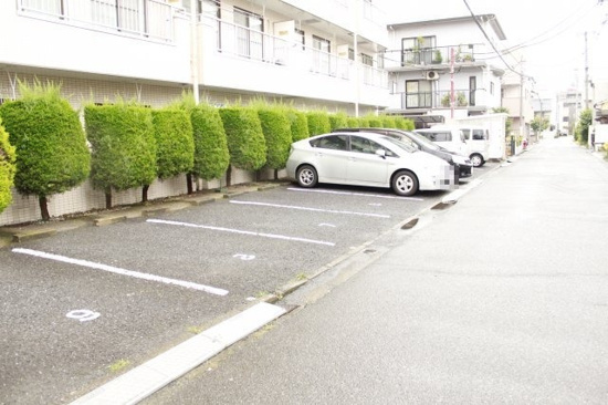 シャトーハイツの駐車場