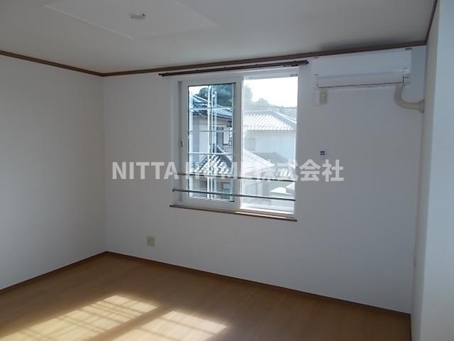 ガルテン　ヒューゲルⅡの居間・リビング|フローリングで広い洋室です(^^)