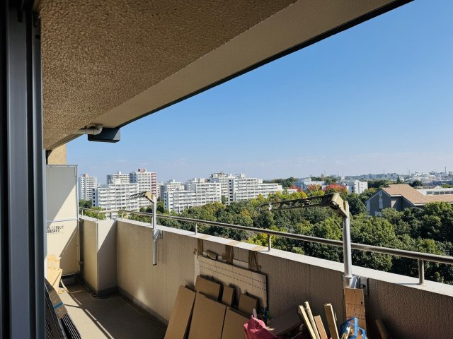 南大沢学園一番街１号棟のバルコニー|～2ヶ所から出入りが可能なバルコニー～