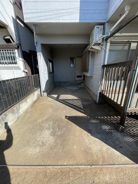 新座市大和田戸建の駐車場