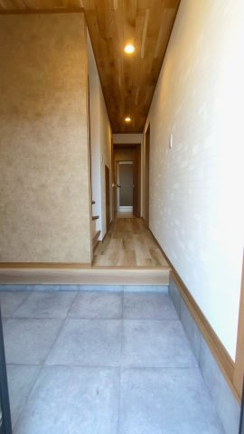 東大阪市高井田西1丁目　中古戸建の玄関