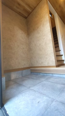 東大阪市高井田西1丁目　中古戸建の玄関