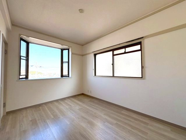 峰塚マンションの洋室