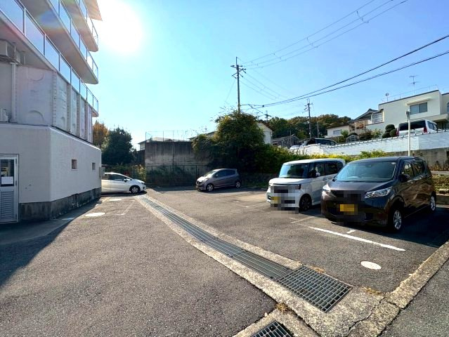 峰塚マンションの駐車場
