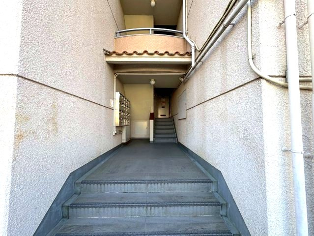 峰塚マンションのエントランス