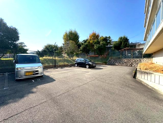 峰塚マンションの駐車場