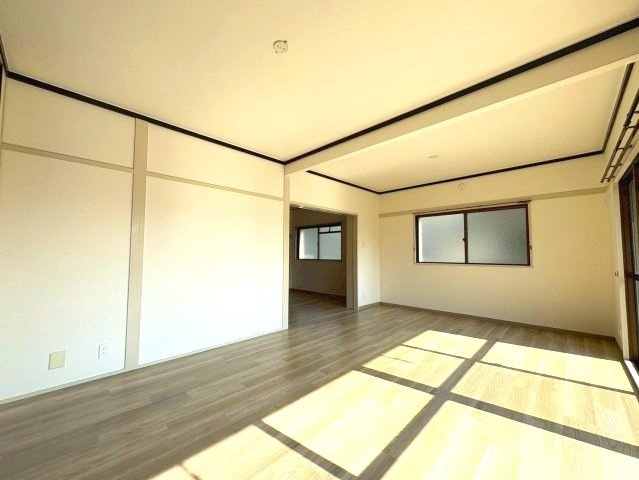 峰塚マンションの洋室