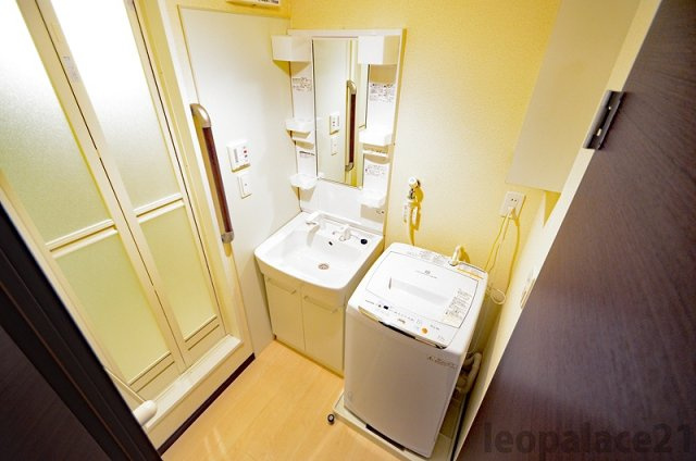 レオネクストブラウニー国立の内装|独立洗面台