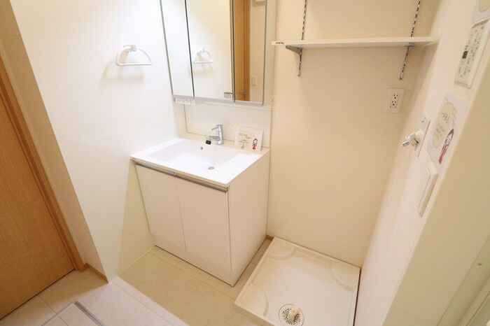 UTOPIA FOURLEAF(ユートピアフォーリーフ) Bの独立洗面台|三面鏡付き洗面化粧台