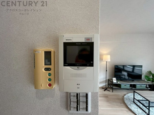 訪問者が来たときにテレビ画面で確認できるため、安心してドアを開けられます。録画機能があるものもあり、留守中に来訪者を記録しておくことができます。利便性が高く、セキュリティ面でも安心です。