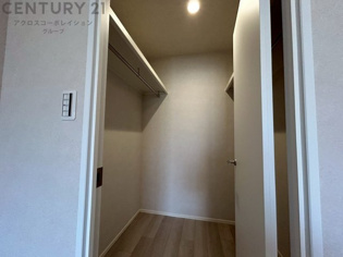 収納力が高く洋服や小物を整理しやすく、更衣室のように使え、部屋がすっきり保てます。収納の配置を自由に調整でき、換気性が良く防湿・防虫対策も可能。快適で機能的な生活空間を実現できます♪