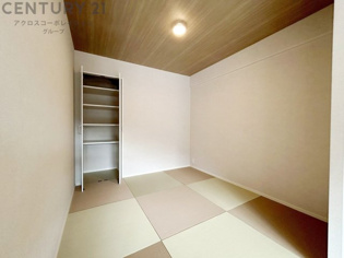 リビング横の和室スペースはリビングと続きで利用してもデザイン性のとれる洋風和室になります。やっぱり一室は欲しい和室は客間や小さなお子様の寝かせ付けなどにも便利です。