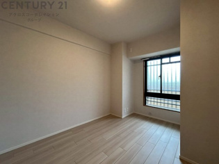 明るい色合いのフローリングとクロスを使用した洋室は家具やインテリアとも調和しやすく空間が広く感じられ開放感を生み出します。自然光を効果的に反射し、室内を明るく保つため、日中の照明使用を抑えられます。